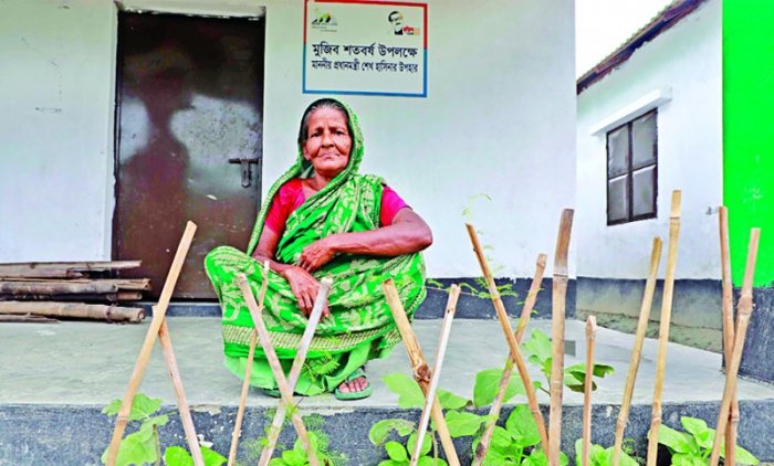 আশ্রয়ণ প্রকল্প : মুজিববর্ষে প্রধানমন্ত্রীর উপহার আশ্রয়ণ প্রকল্পের ঘর পেয়ে খুশি হাছিনা। খুলনার ডুমুরিয়ার কাঁঠালতলা বাজার থেকে তোলা। আশ্রয়ণ প্রকল্প : মুজিববর্ষে প্রধানমন্ত্রীর উপহার আশ্রয়ণ প্রকল্পের ঘর পেয়ে খুশি হাছিনা। খুলনার ডুমুরিয়ার কাঁঠালতলা বাজার থেকে তোলা।