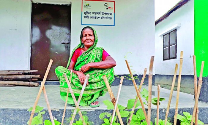 আশ্রয়ণ প্রকল্প : মুজিববর্ষে প্রধানমন্ত্রীর উপহার আশ্রয়ণ প্রকল্পের ঘর পেয়ে খুশি হাছিনা। খুলনার ডুমুরিয়ার কাঁঠালতলা বাজার থেকে তোলা।