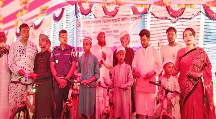 পাবনার ভাঙ্গুড়া উপজেলায় টানা ৪০ দিন নামাজ পড়ে বাইসাইকেলসহ বিভিন্ন পুরস্কার পেয়েছে ৫৪ শিশু-কিশোর। পাবনার ভাঙ্গুড়া উপজেলায় টানা ৪০ দিন নামাজ পড়ে বাইসাইকেলসহ বিভিন্ন পুরস্কার পেয়েছে ৫৪ শিশু-কিশোর।