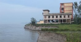 ভাঙন আতঙ্কে নিলামে বিক্রি করা হল এলাকার একমাত্র প্রাথমিক বিদ্যালয়