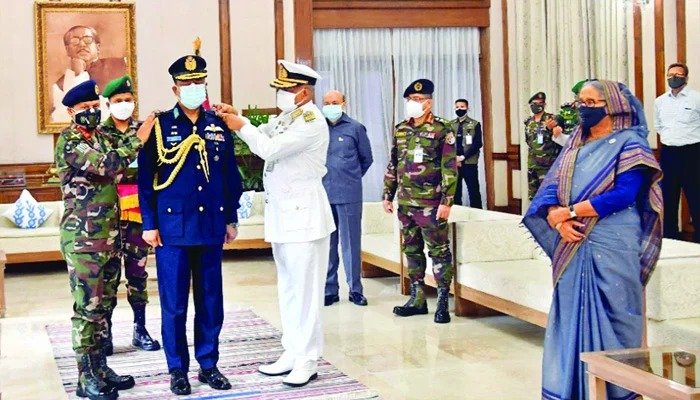 প্রধানমন্ত্রী শেখ হাসিনার উপস্থিতিতে রোববার গণভবনে বাংলাদেশ সেনাবাহিনীর কোয়ার্টার মাস্টার জেনারেল লেফটেন্যান্ট জেনারেল এস এম শফিউদ্দিন আহমেদ এবং সহকারী নৌবাহিনী প্রধান (অপারেশন) রিয়ার অ্যাডমিরাল এম আবু আশরাফ নবনিযুক্ত বিমানবাহিনী প্রধান এয়ার ভাইস মার্শাল শেখ আব্দুল হান্নানকে এয়ার মার্শাল র্যাঙ্ক পরিয়ে দেন-আইএসপিআর প্রধানমন্ত্রী শেখ হাসিনার উপস্থিতিতে রোববার গণভবনে বাংলাদেশ সেনাবাহিনীর কোয়ার্টার মাস্টার জেনারেল লেফটেন্যান্ট জেনারেল এস এম শফিউদ্দিন আহমেদ এবং সহকারী নৌবাহিনী প্রধান (অপারেশন) রিয়ার অ্যাডমিরাল এম আবু আশরাফ নবনিযুক্ত বিমানবাহিনী প্রধান এয়ার ভাইস মার্শাল শেখ আব্দুল হান্নানকে এয়ার মার্শাল র্যাঙ্ক পরিয়ে দেন-আইএসপিআর
