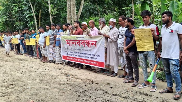 পাবনায় অবৈধভাবে বালু উত্তোলন বন্ধের দাবিতে মানববন্ধন পাবনায় অবৈধভাবে বালু উত্তোলন বন্ধের দাবিতে মানববন্ধন