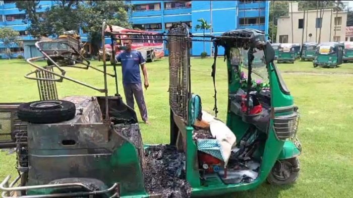 পুড়ে যাওয়া সিএনজিচালিত অটোরিকশা। পুড়ে যাওয়া সিএনজিচালিত অটোরিকশা।