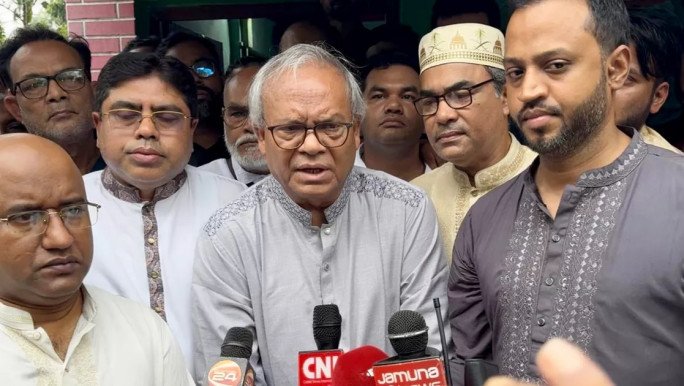 শুক্রবার দুপুরে পাবনার চাটমোহরের প্রবীণ বিএনপি নেতা তাহের ঠাকুরকে দেখতে গিয়ে সাংবাদিকদের সঙ্গে কথা বলেন দলটির জ্যেষ্ঠ যুগ্ম মহাসচিব অ্যাডভোকেট রুহুল কবির রিজভী। শুক্রবার দুপুরে পাবনার চাটমোহরের প্রবীণ বিএনপি নেতা তাহের ঠাকুরকে দেখতে গিয়ে সাংবাদিকদের সঙ্গে কথা বলেন দলটির জ্যেষ্ঠ যুগ্ম মহাসচিব অ্যাডভোকেট রুহুল কবির রিজভী।