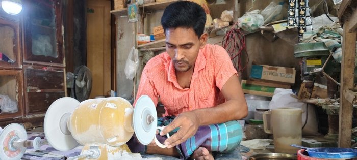 ইলেকট্রনিকস মোটরের সাহায্যে শাঁখায় নকশা তৈরি করছেন শাঁখারিরা। ইলেকট্রনিকস মোটরের সাহায্যে শাঁখায় নকশা তৈরি করছেন শাঁখারিরা।